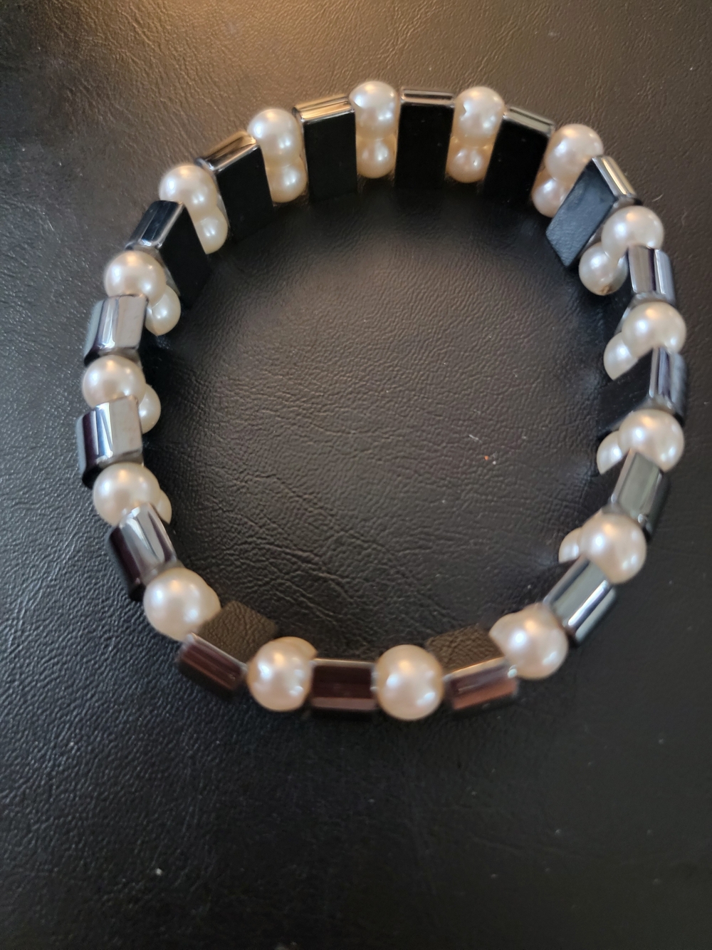 Pearl and Hematite Bead Stretch Bracelet - White and Black